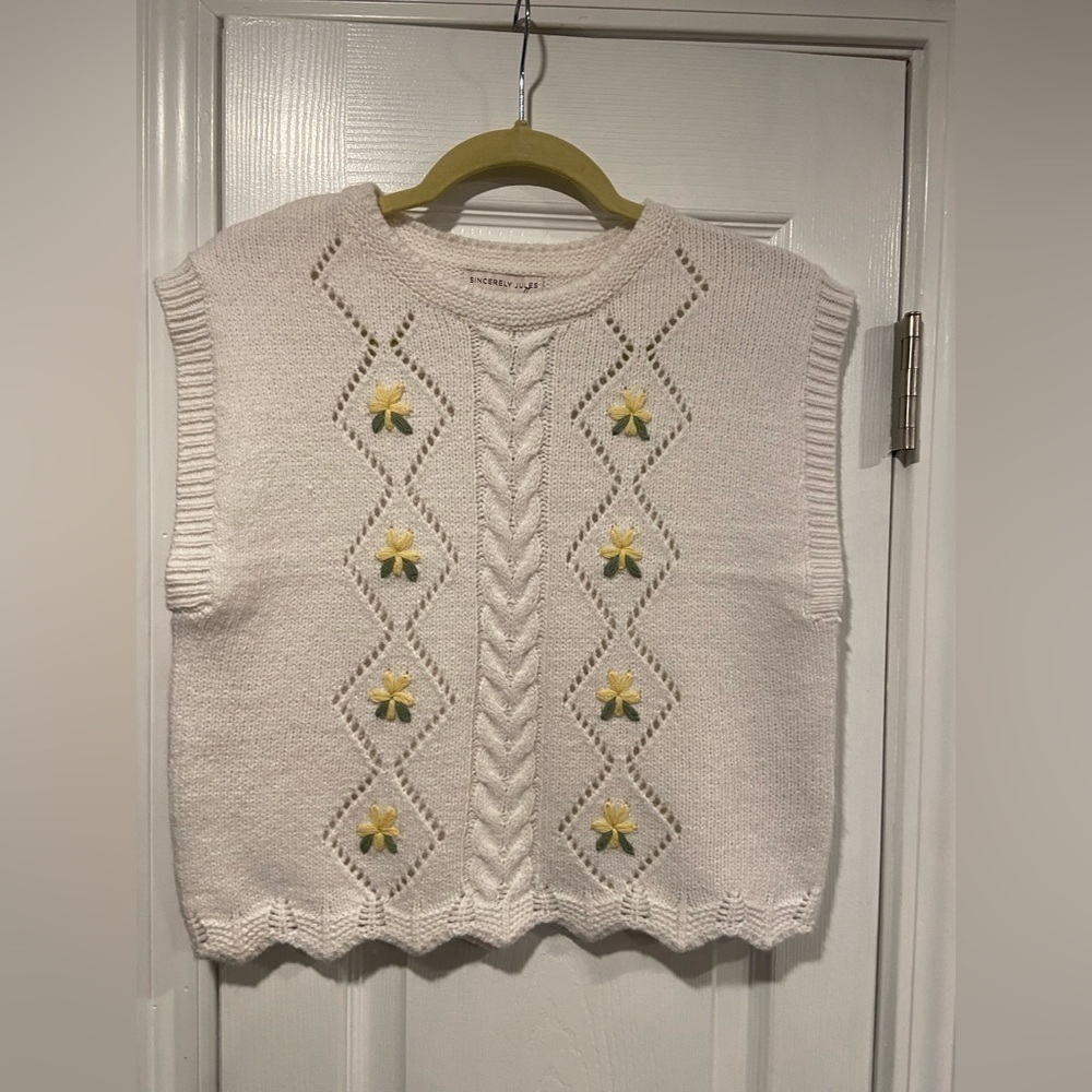 NWT Sincerely Jules Size L Cream Pointelle Knit Flower Sleeveless Top Vest